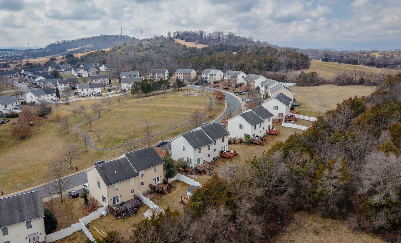 573 POINTE DR