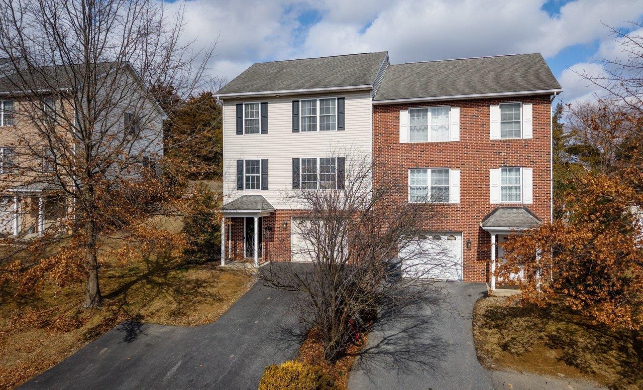 573 POINTE DR