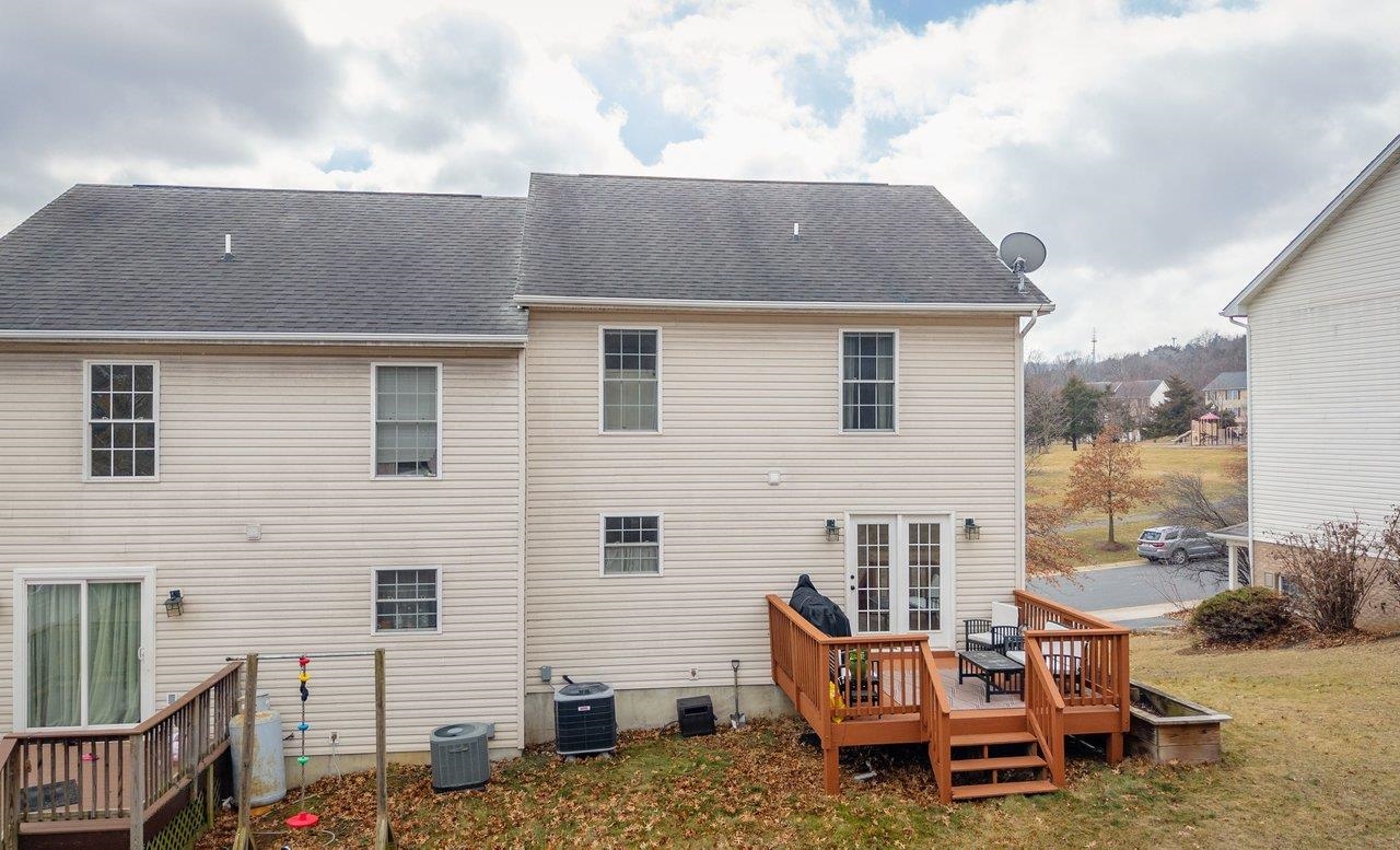 573 POINTE DR