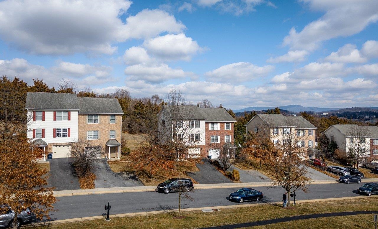 573 POINTE DR