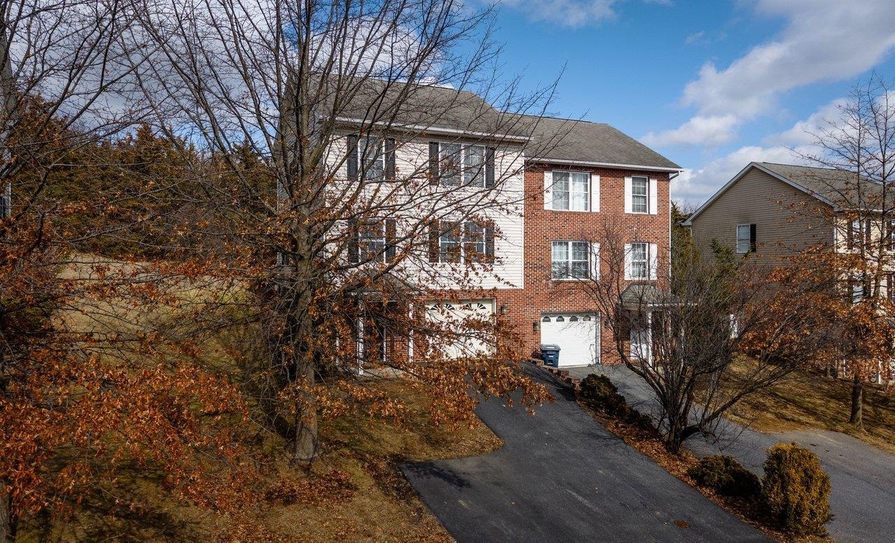 573 POINTE DR