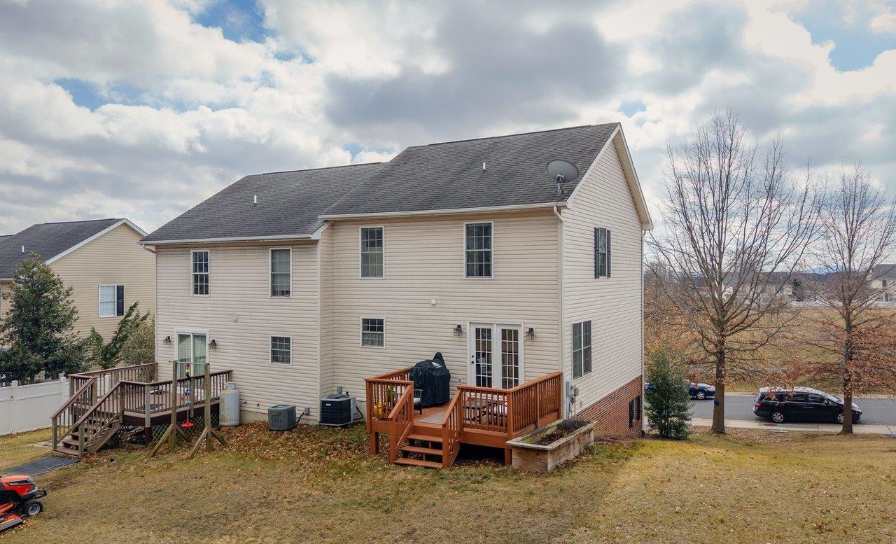 573 POINTE DR