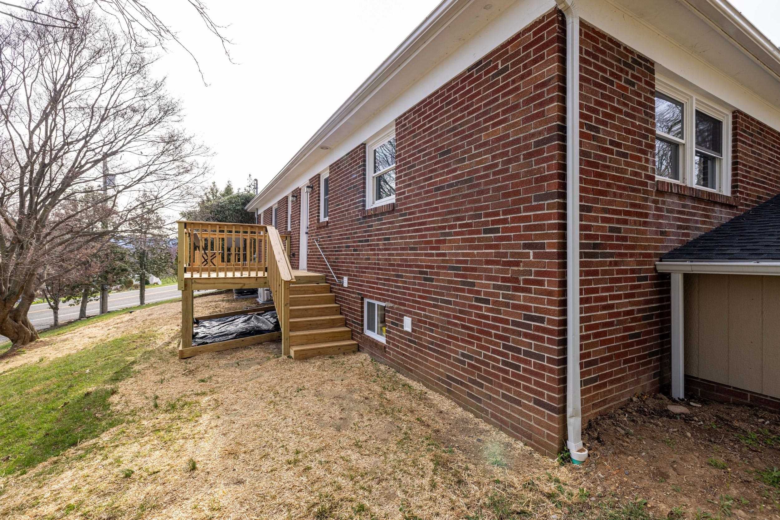 1045 SMITHLAND RD