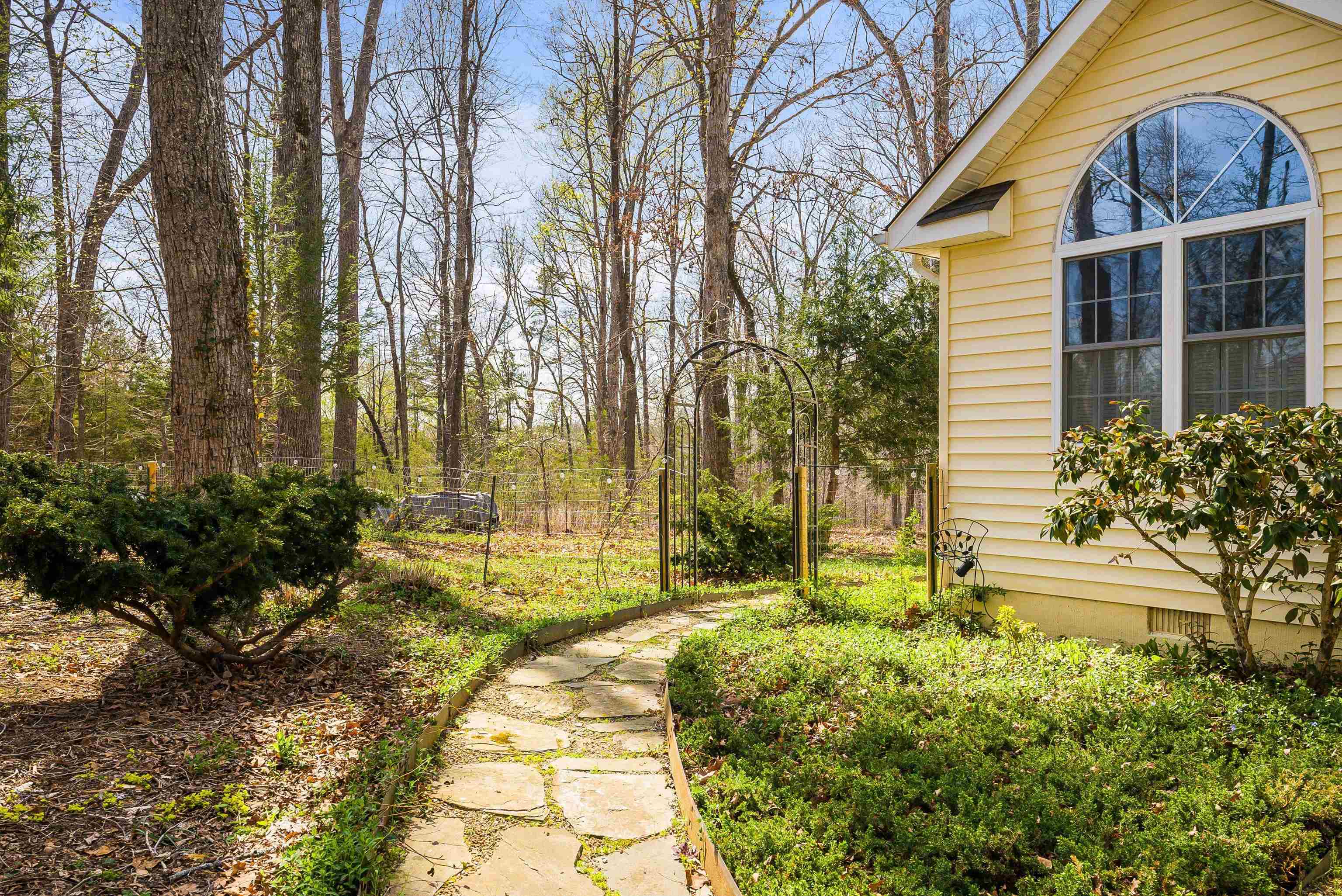 553 HIDDEN VALLEYS RD