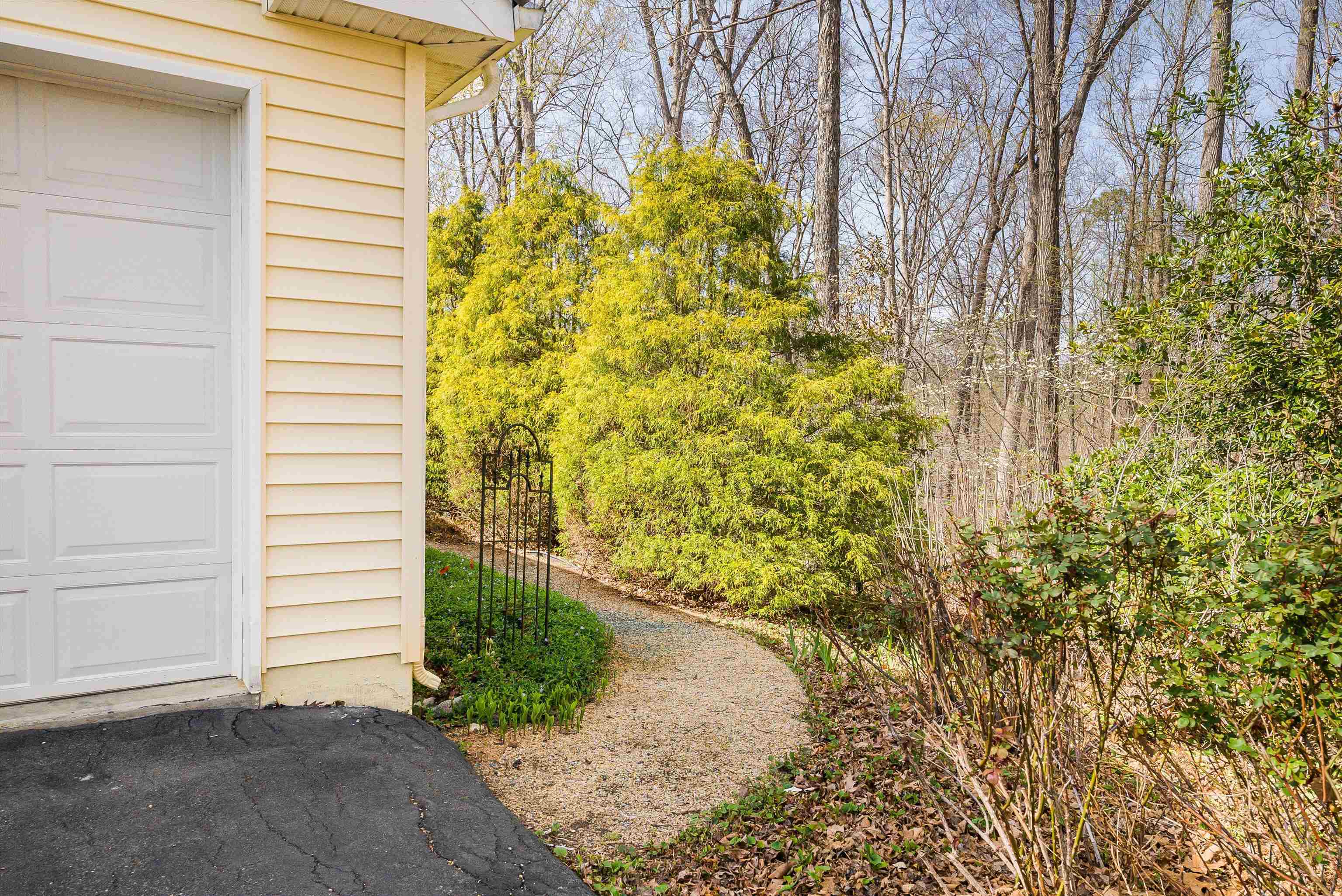 553 HIDDEN VALLEYS RD