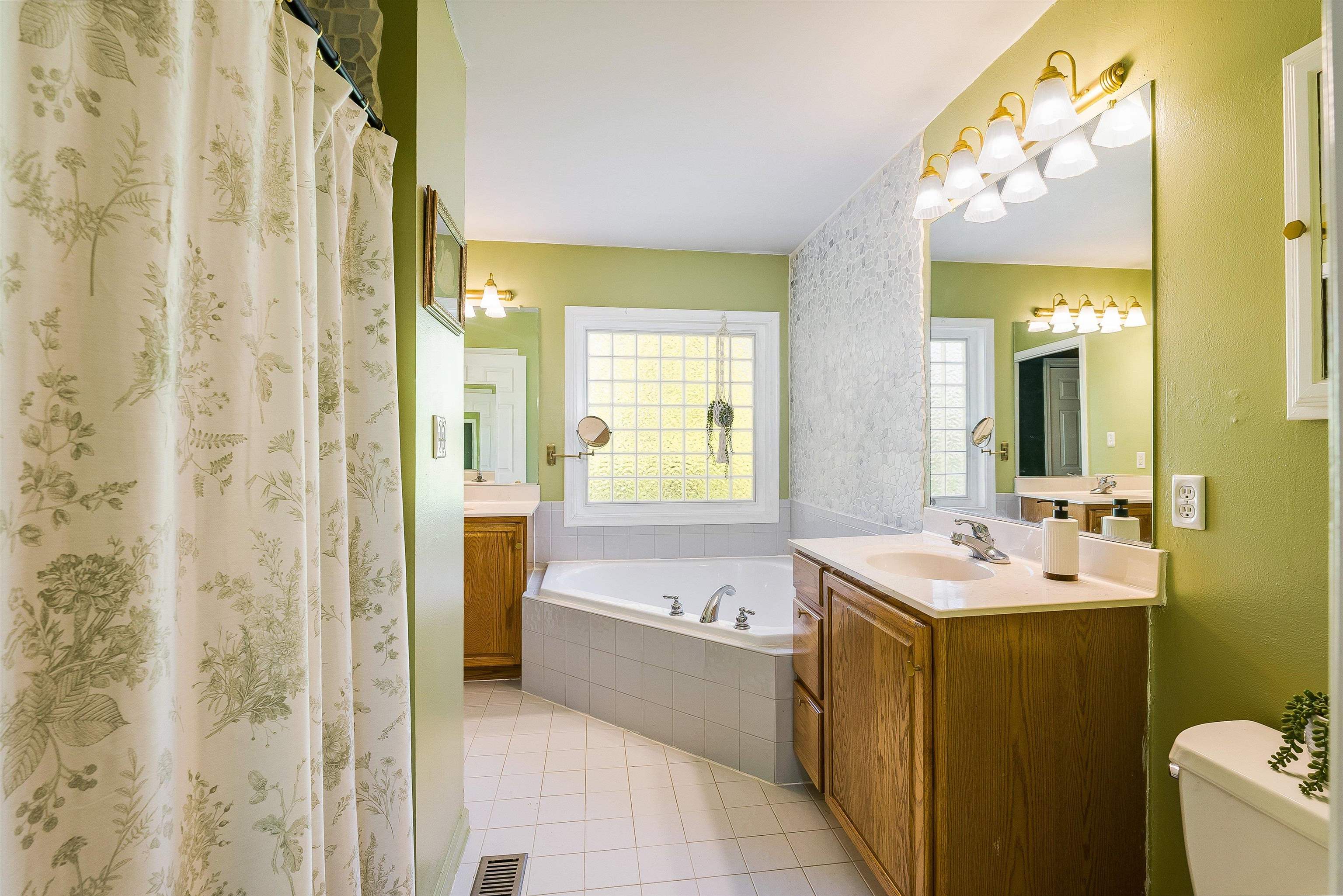 553 HIDDEN VALLEYS RD