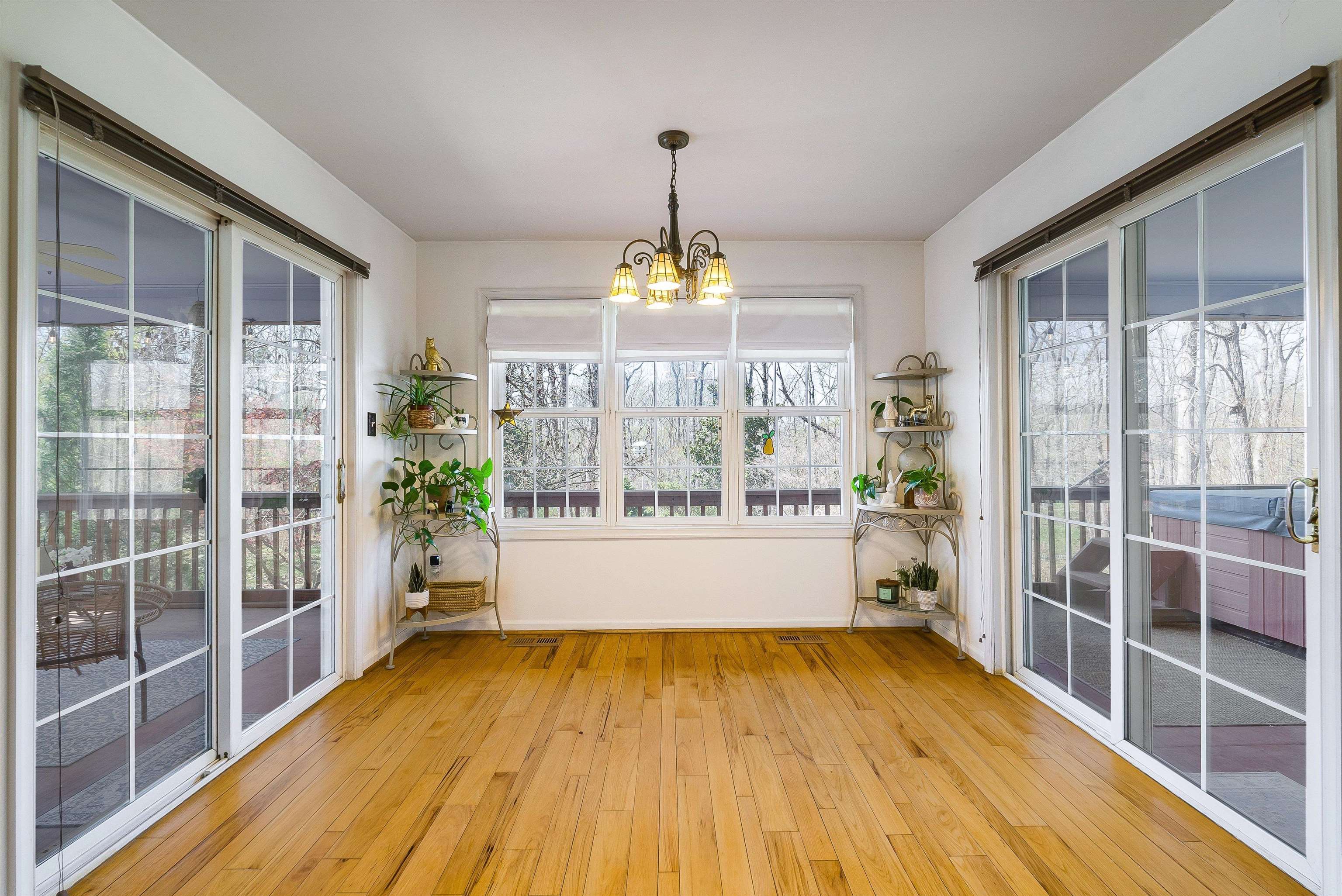 553 HIDDEN VALLEYS RD