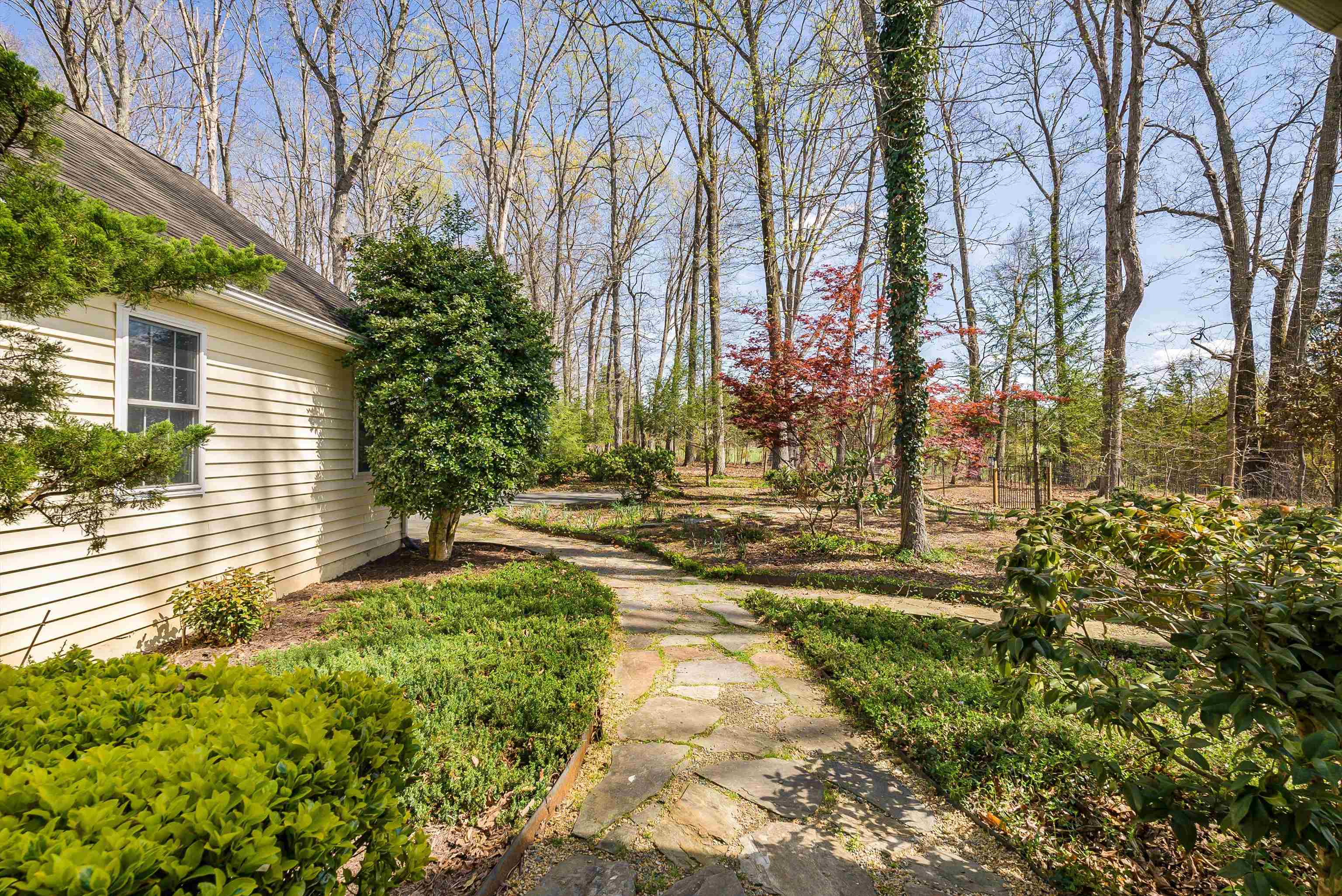 553 HIDDEN VALLEYS RD