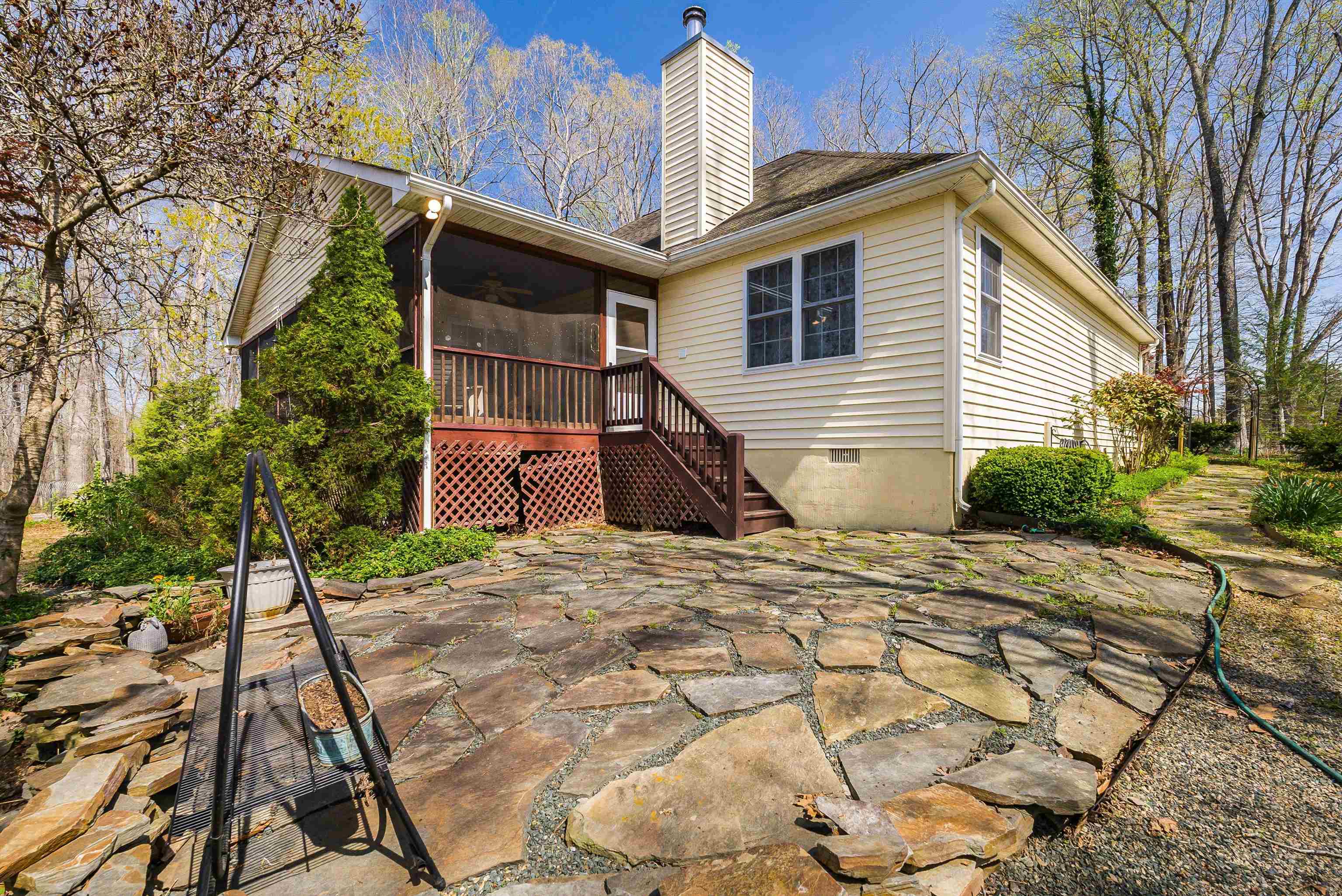 553 HIDDEN VALLEYS RD