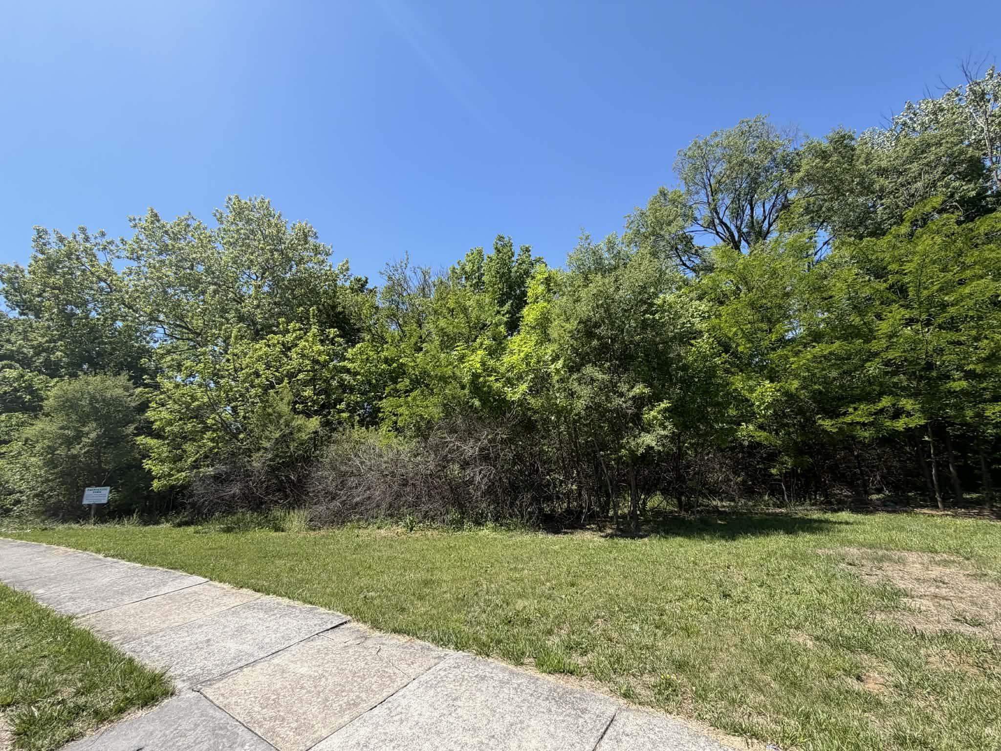 945 DRAKE LN