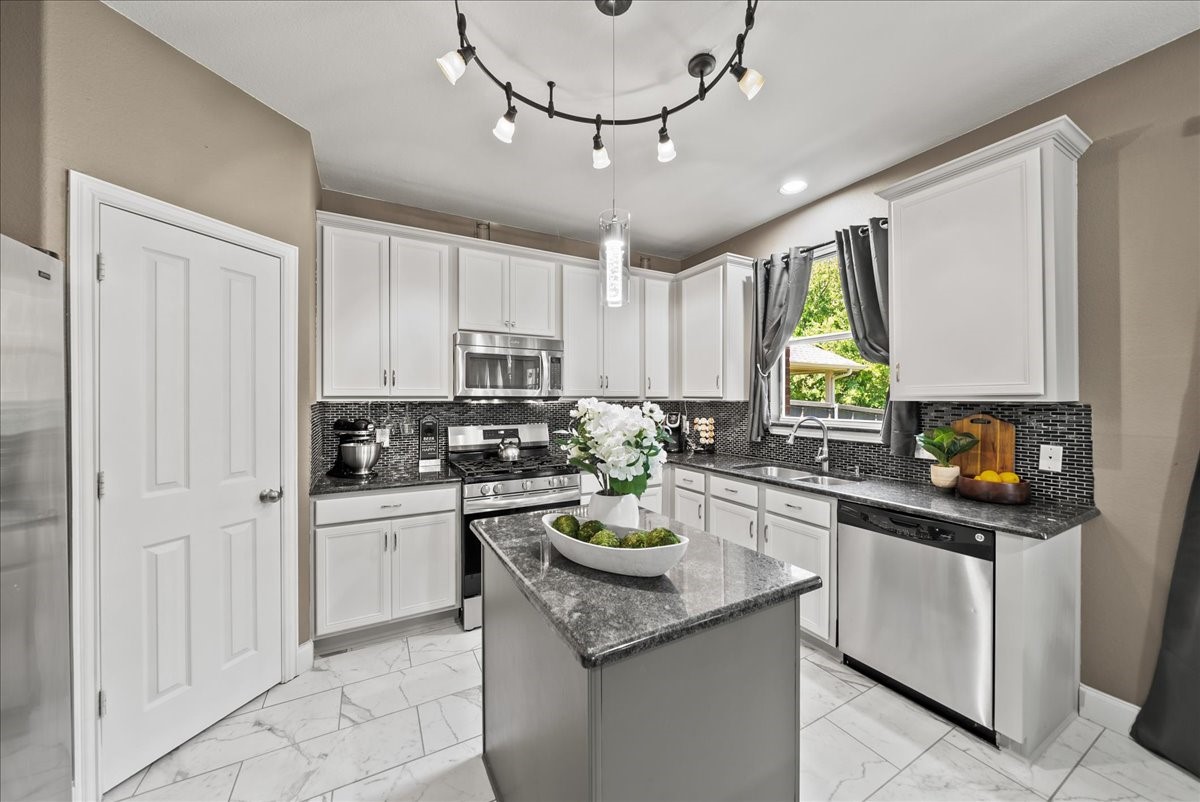 812 Creekside Drive