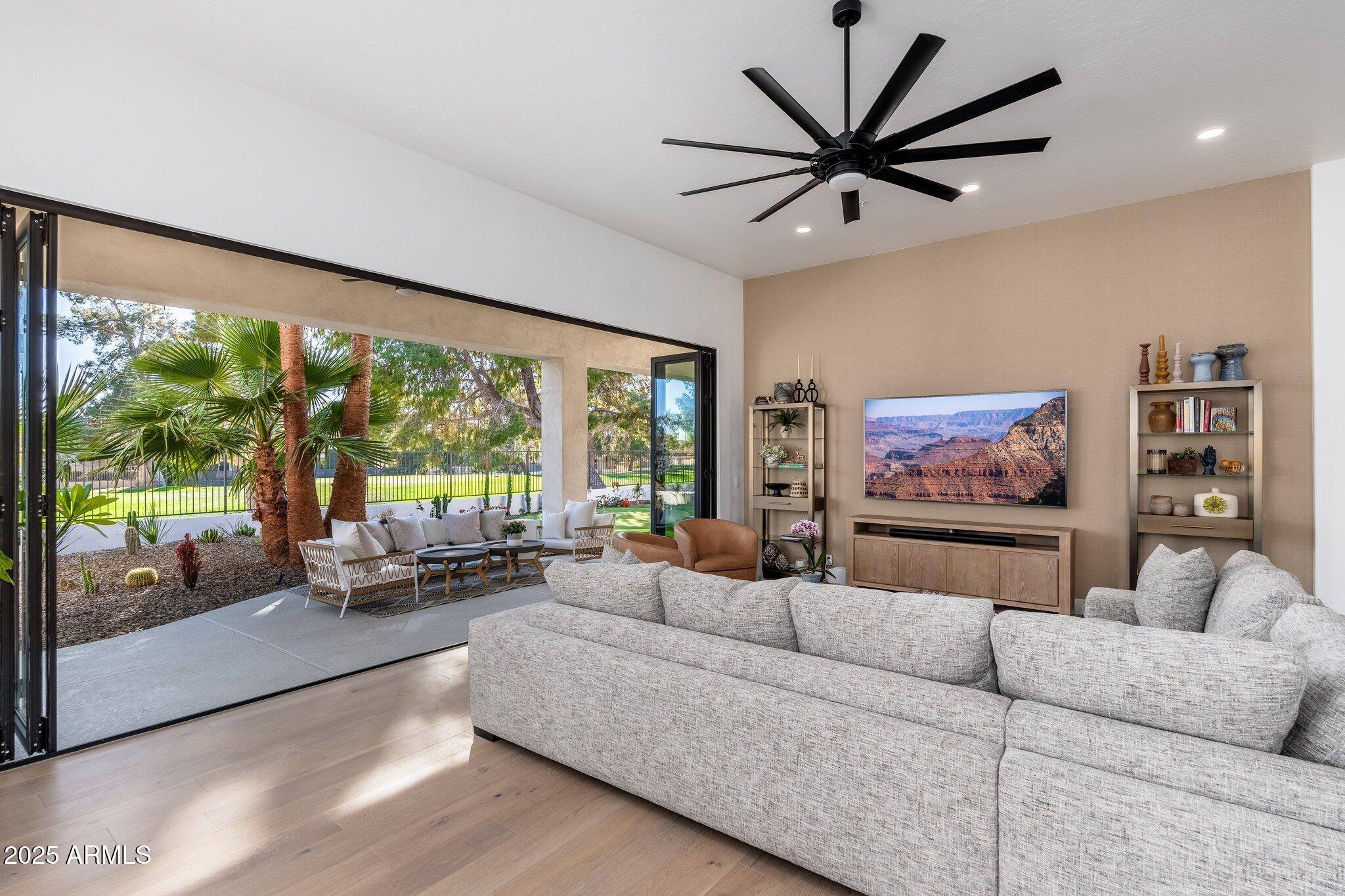 8327 E SUNNYSIDE Drive