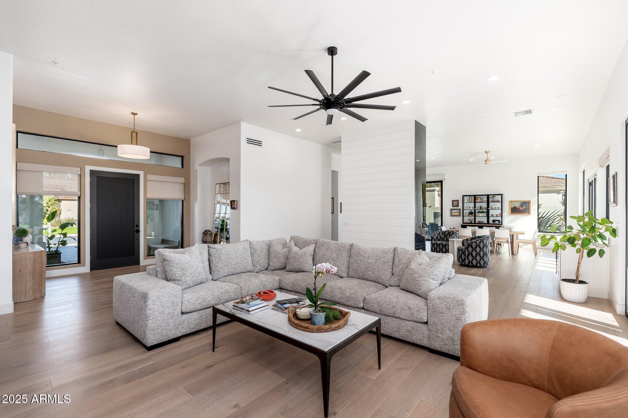 8327 E SUNNYSIDE Drive