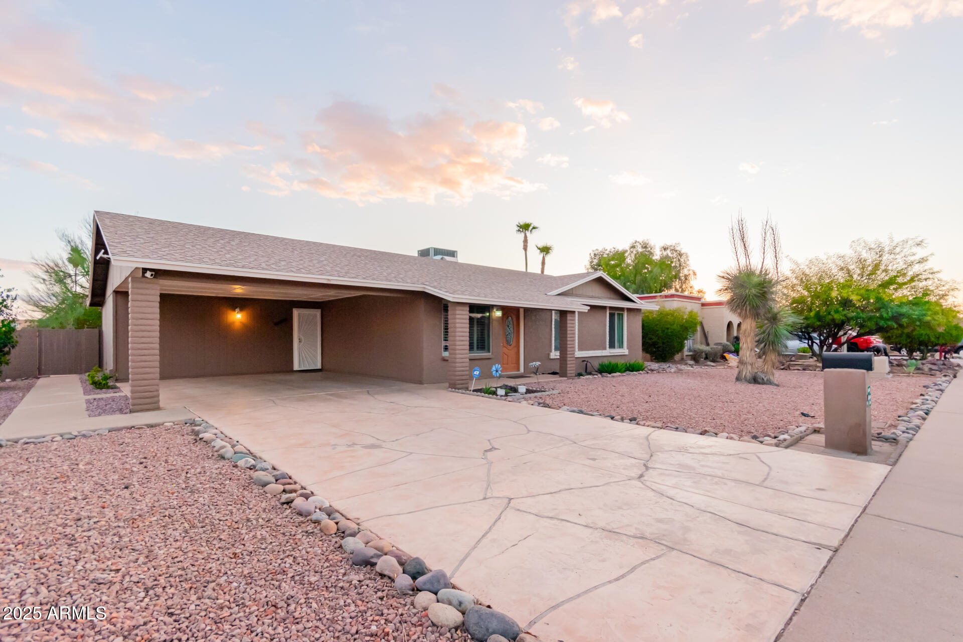 4001 W LUPINE Avenue