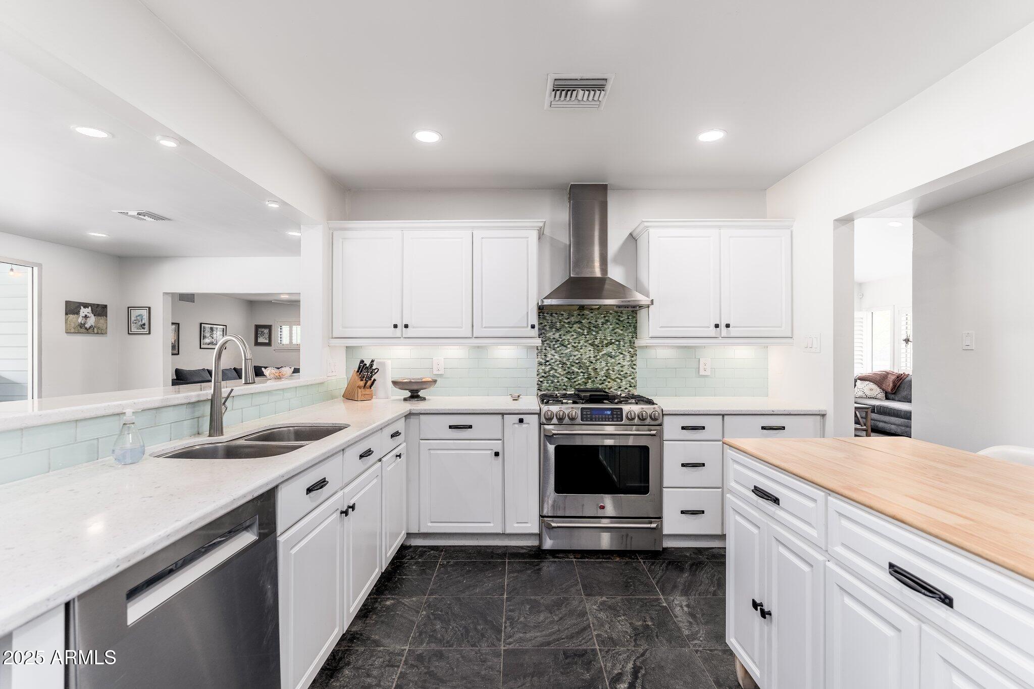300 W OREGON Avenue