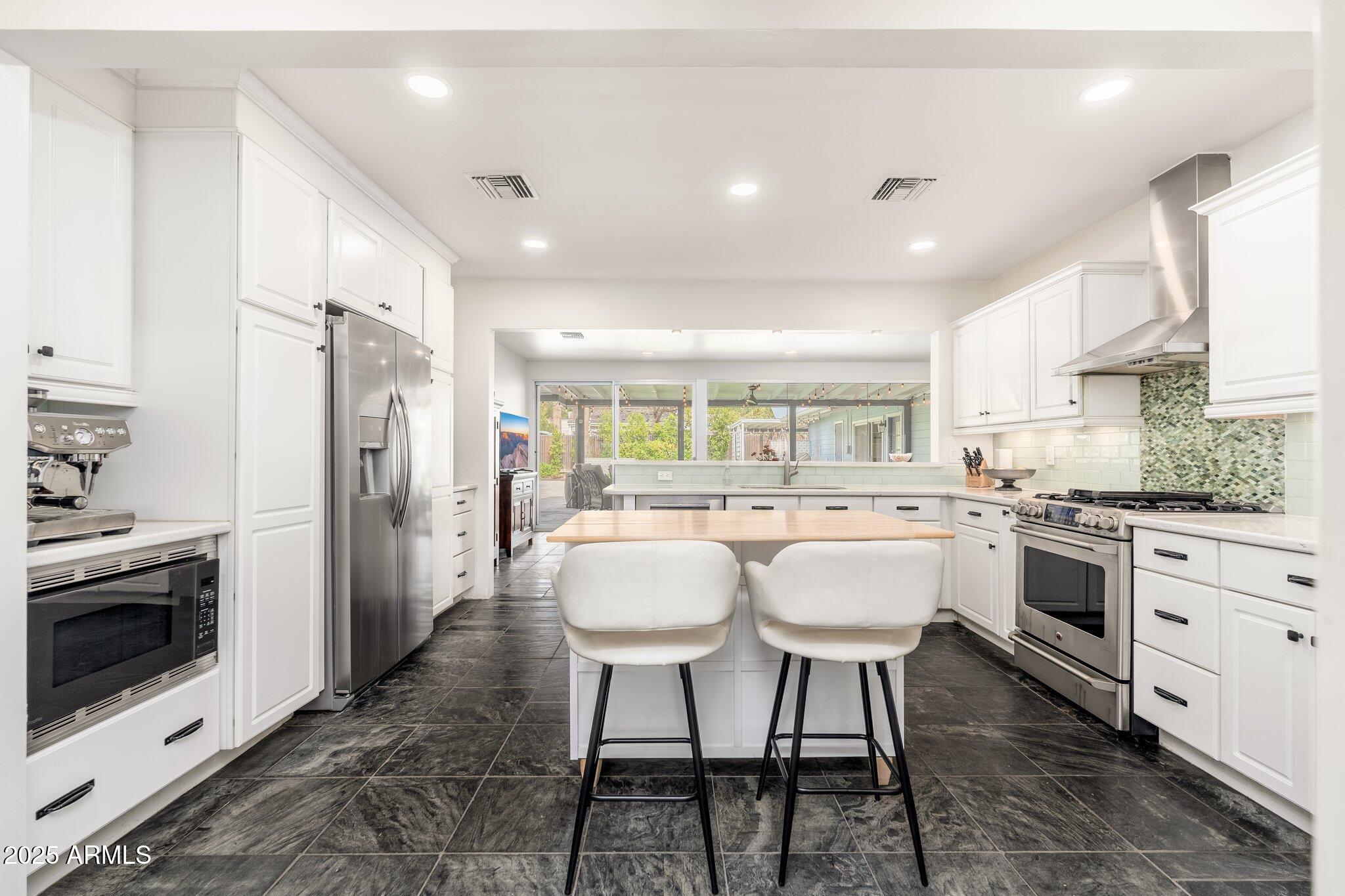 300 W OREGON Avenue