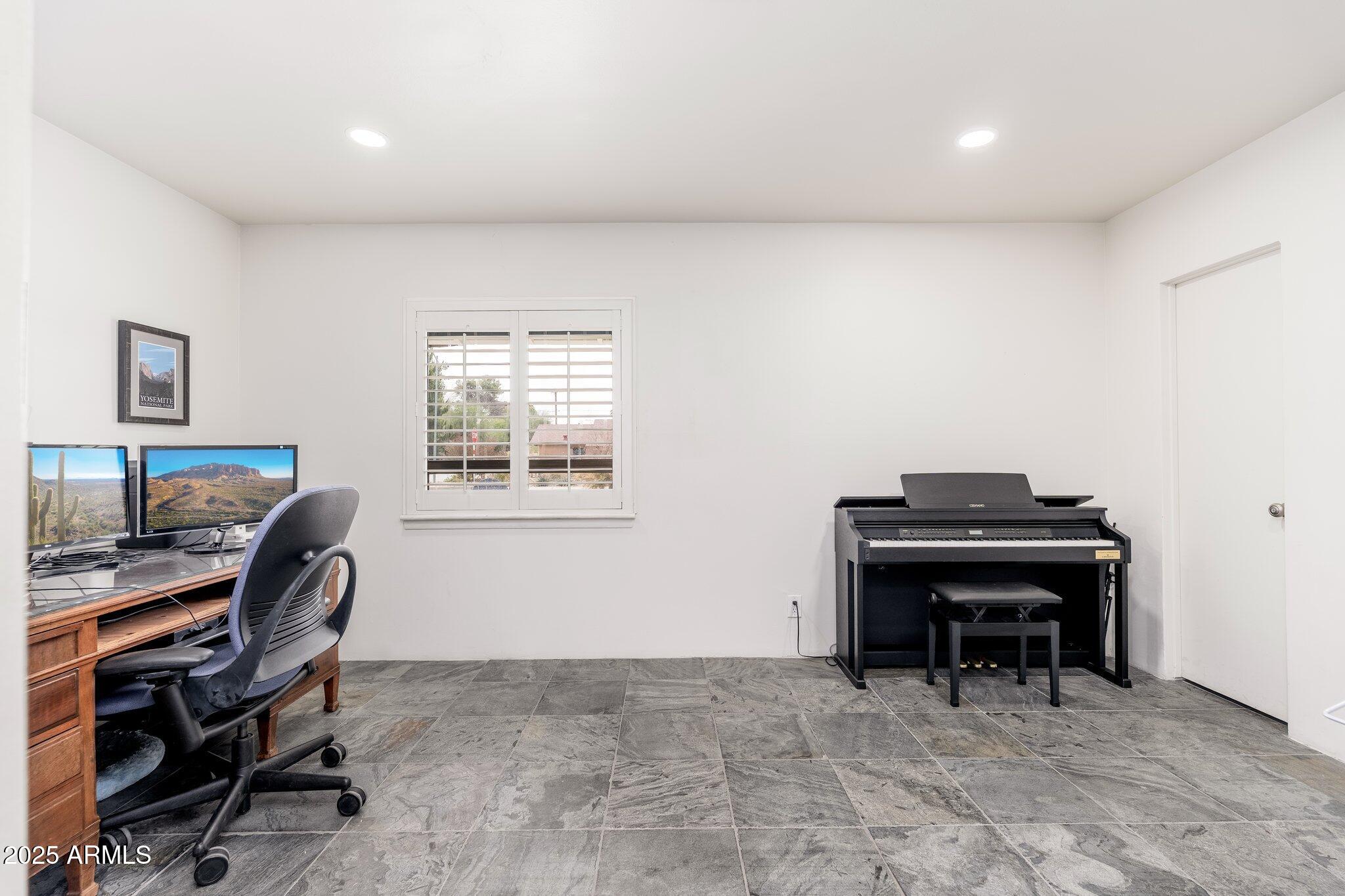 300 W OREGON Avenue
