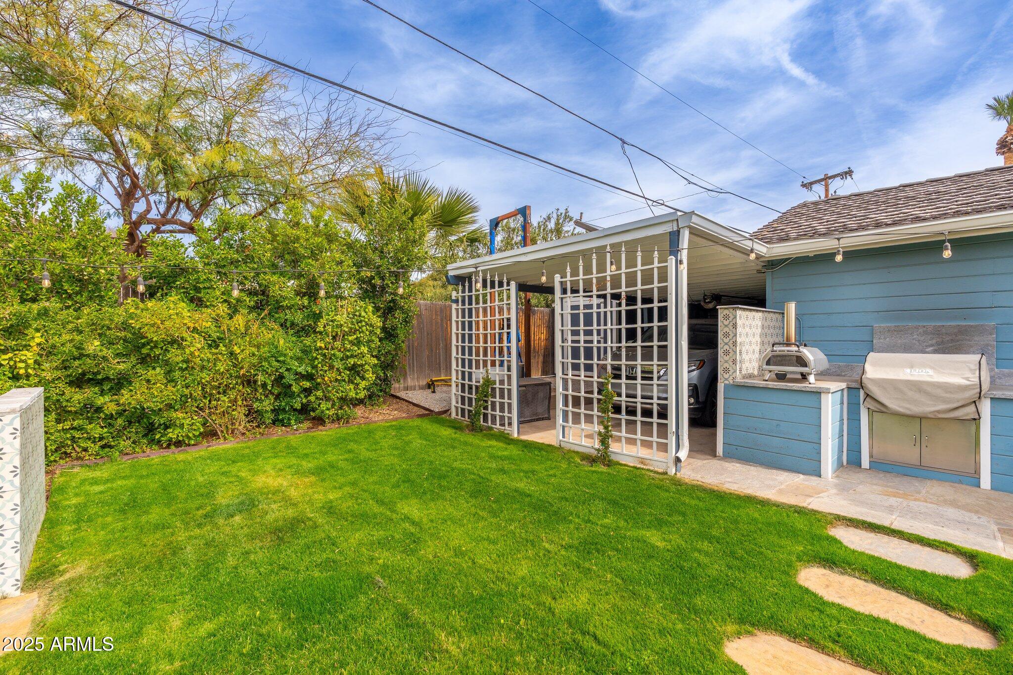 300 W OREGON Avenue
