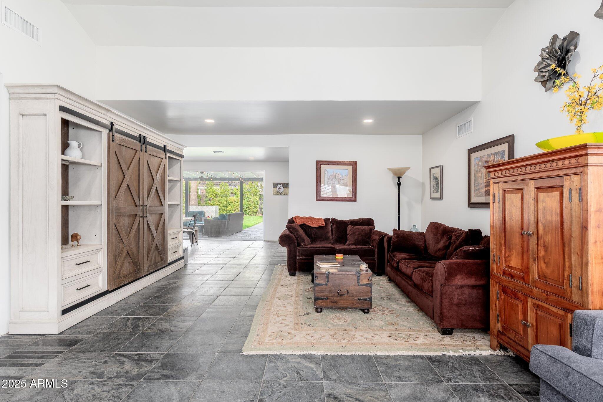 300 W OREGON Avenue