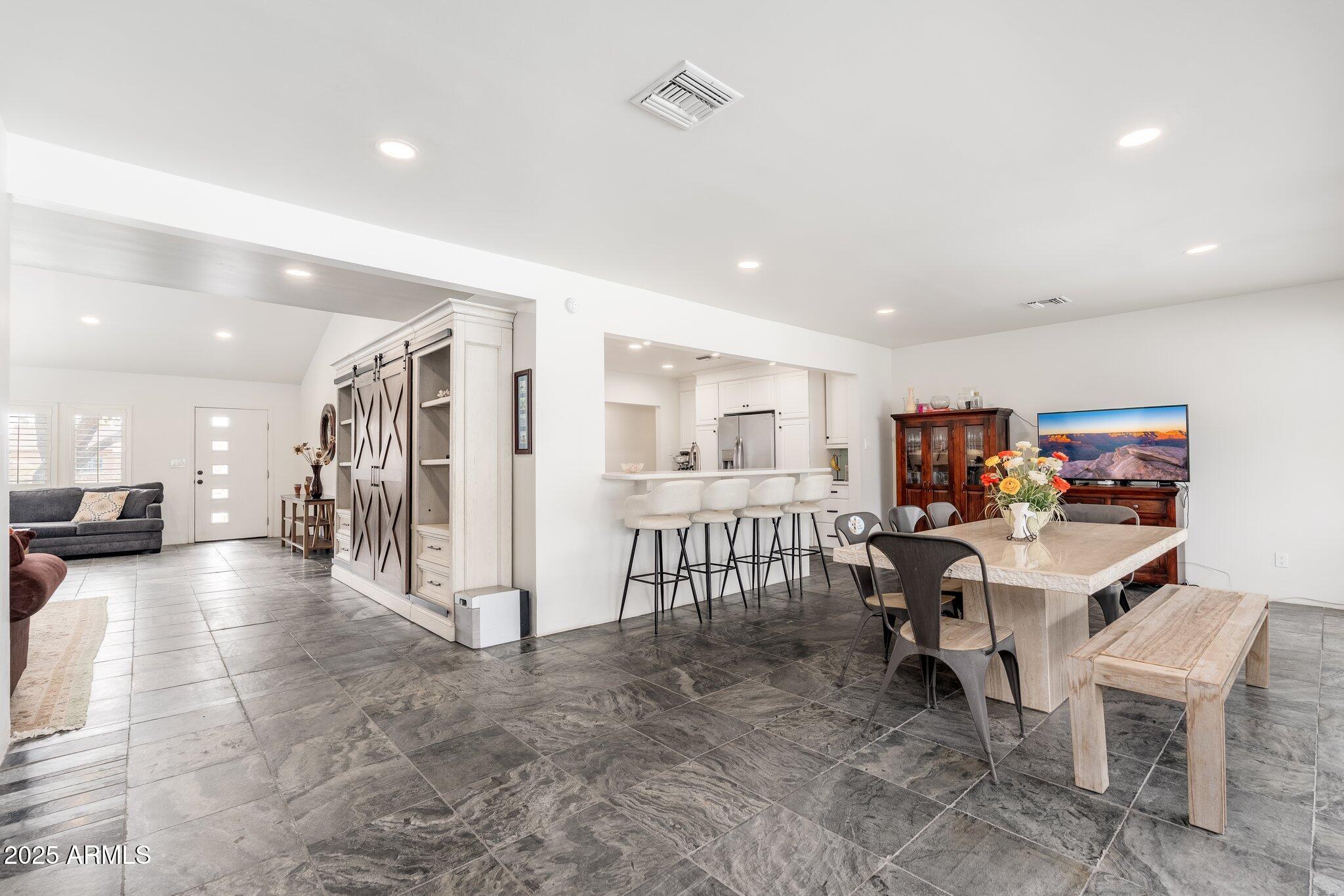 300 W OREGON Avenue