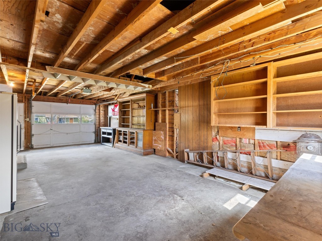 1305 W Geyser