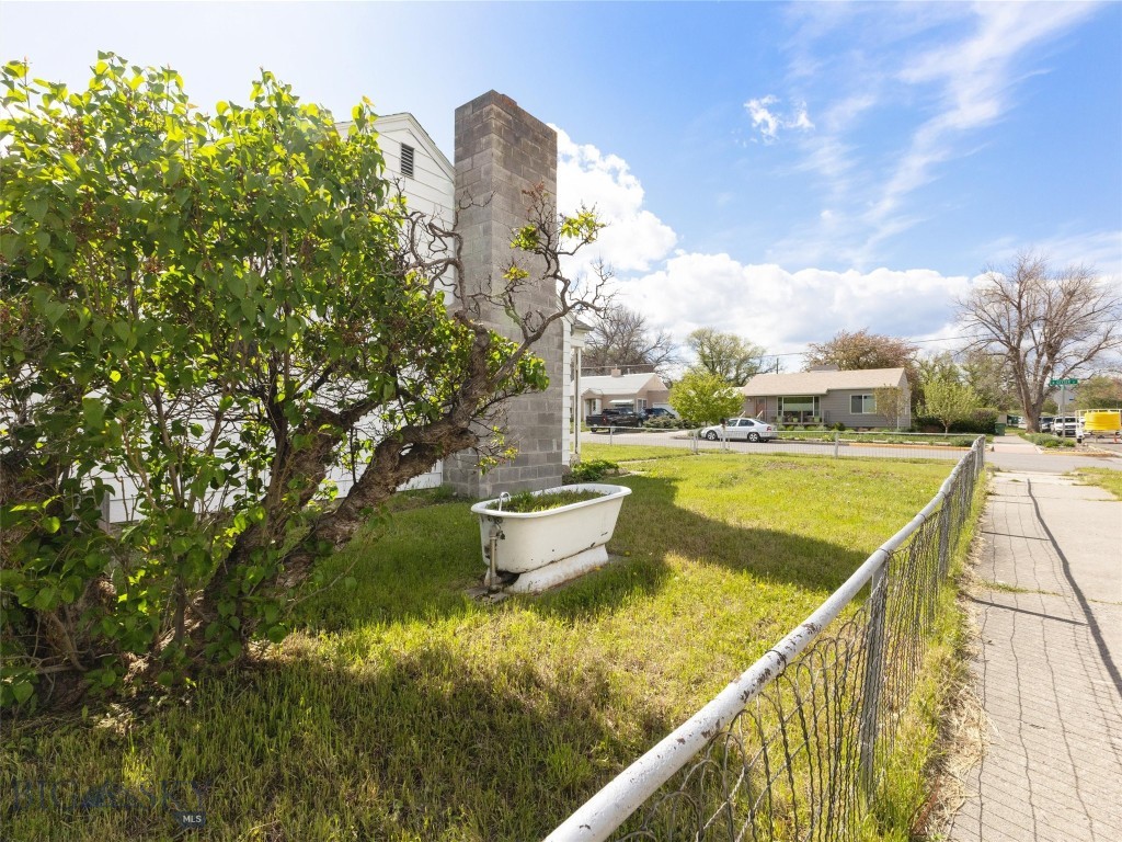 1305 W Geyser