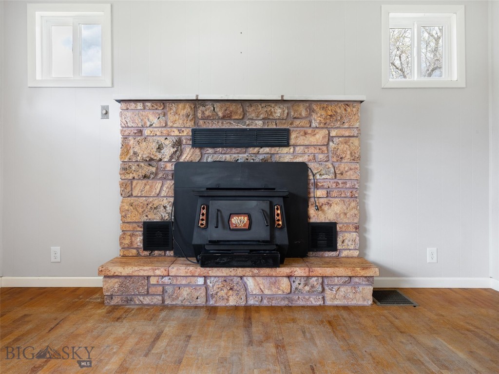 1305 W Geyser