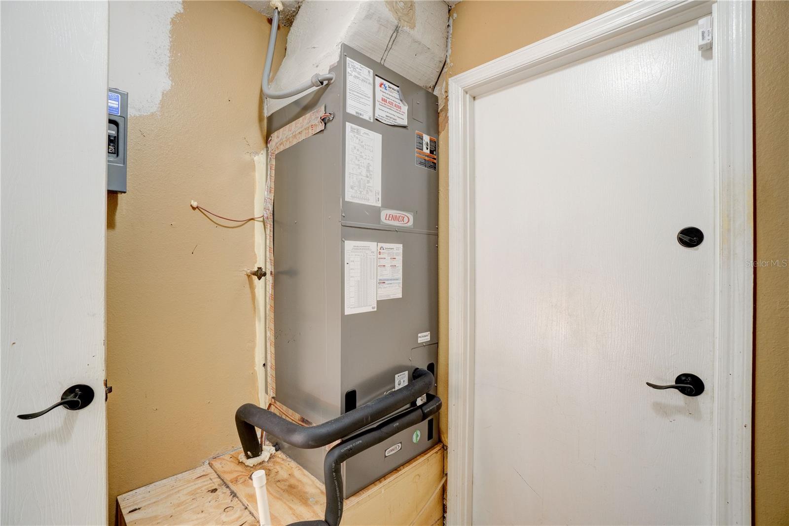 1077 NODDING PINES WAY