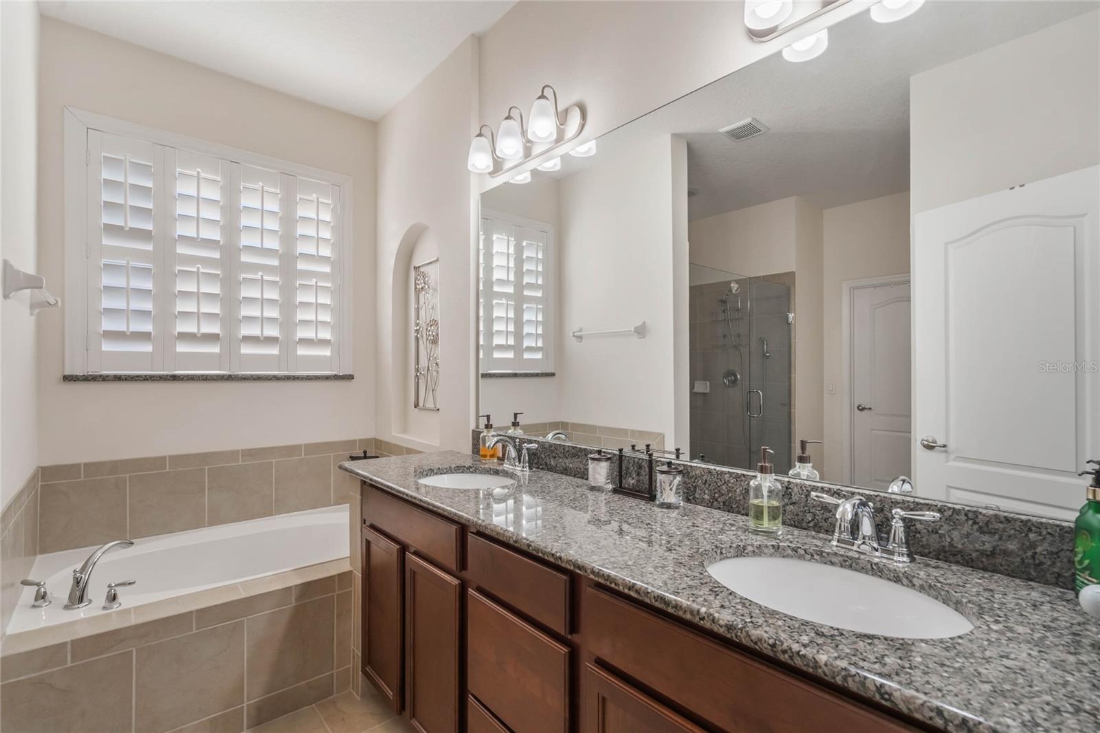 1947 PLANTATION OAK DR