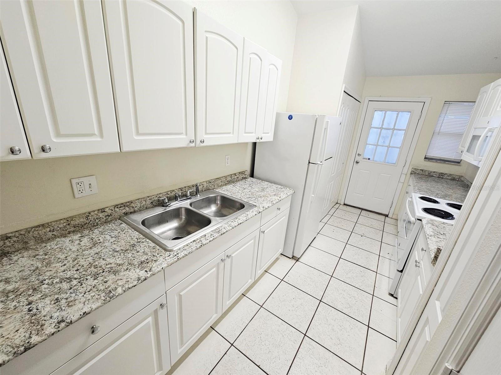 6727 MAGNOLIA POINTE CIR