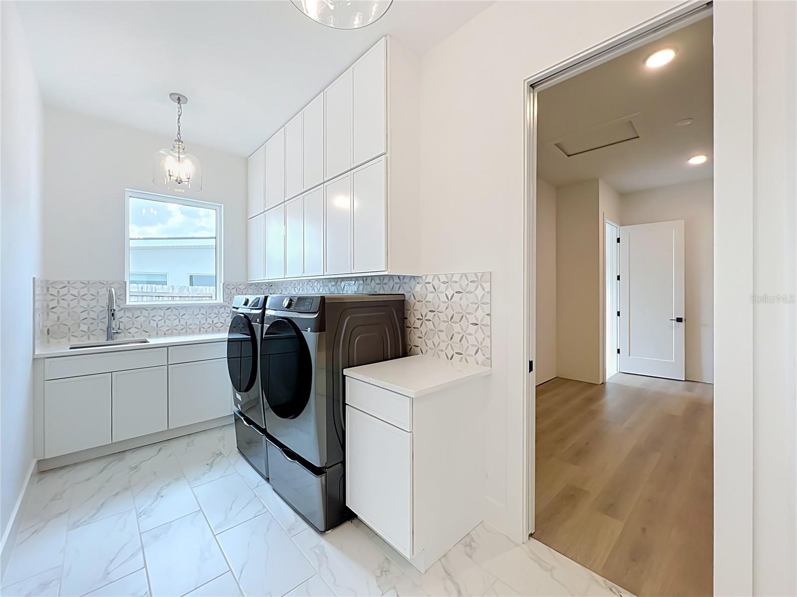 1205 FALCON DR