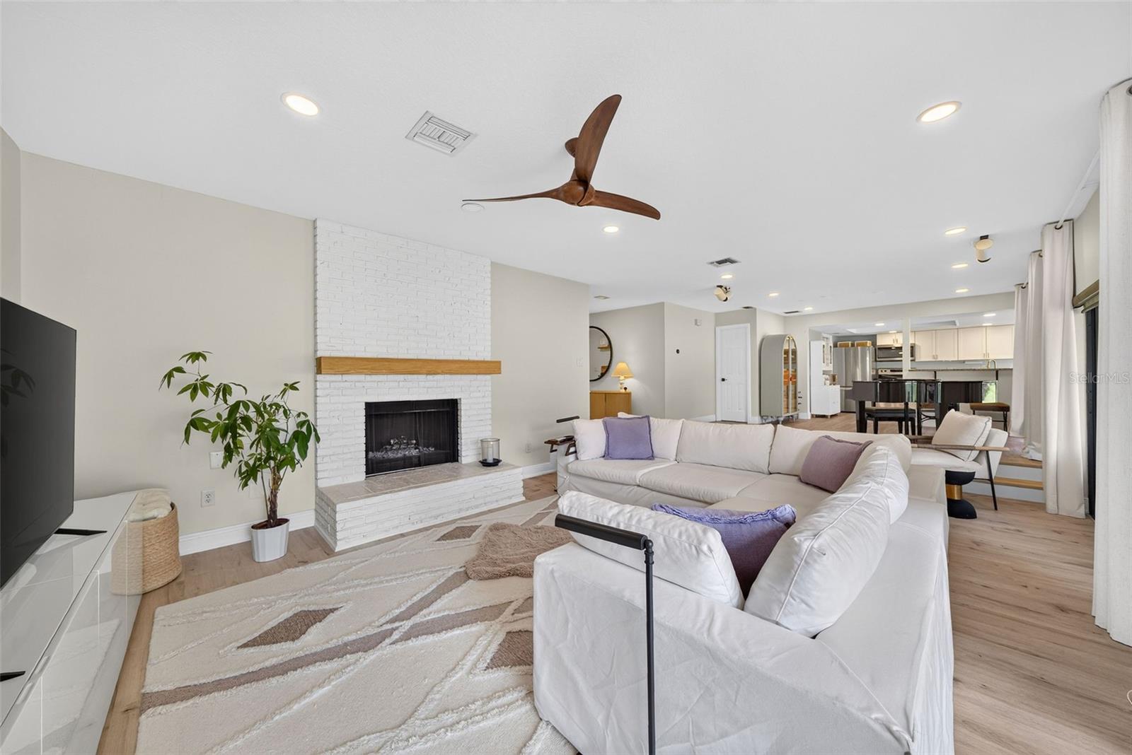 7601 ORANGE TREE LN