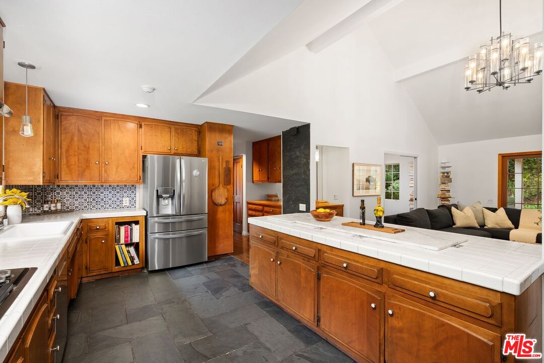 1318 Roscomare Rd
