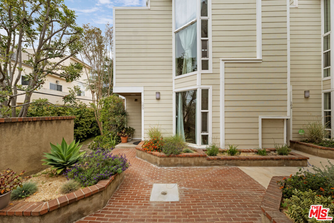 1717 Stoner Ave Unit: 105
