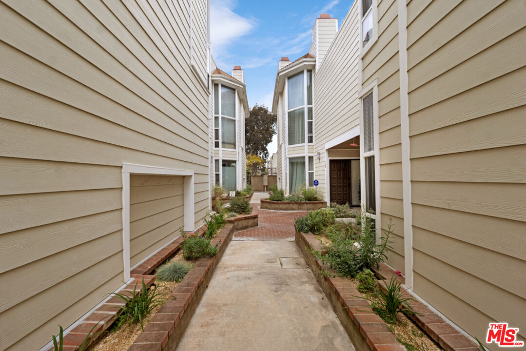 1717 Stoner Ave Unit: 105