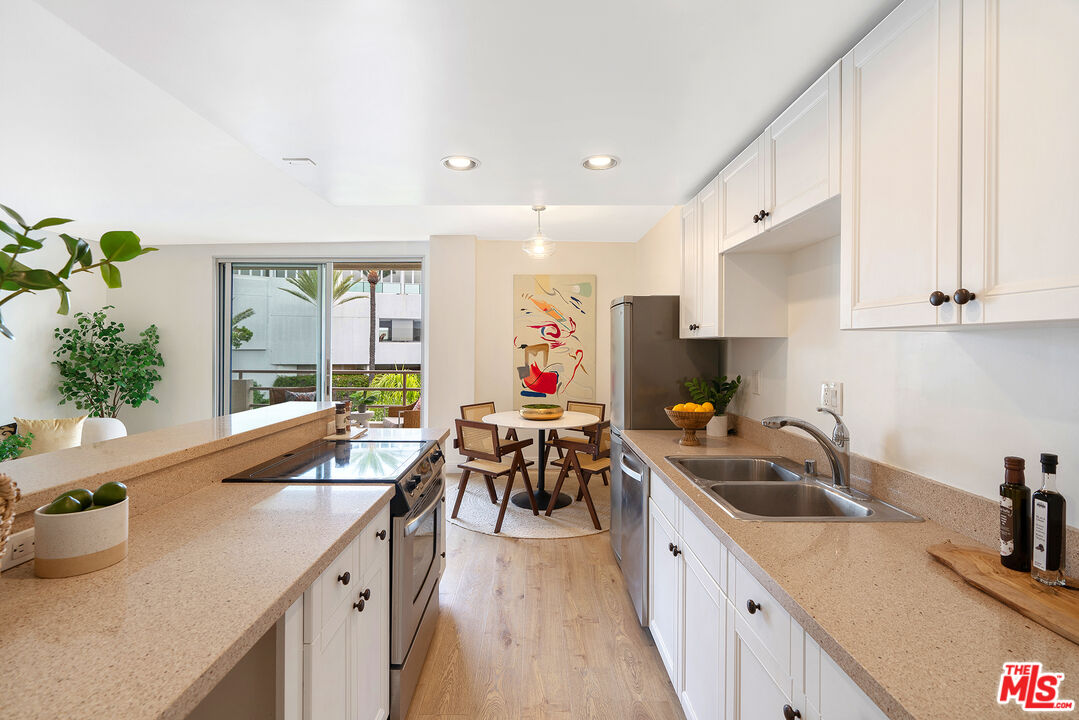 1131 ALTA LOMA RD Unit: 518
