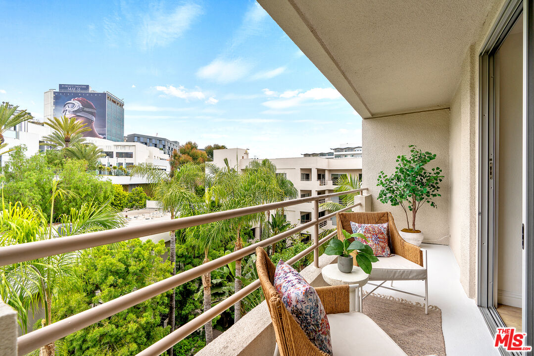 1131 ALTA LOMA RD Unit: 518