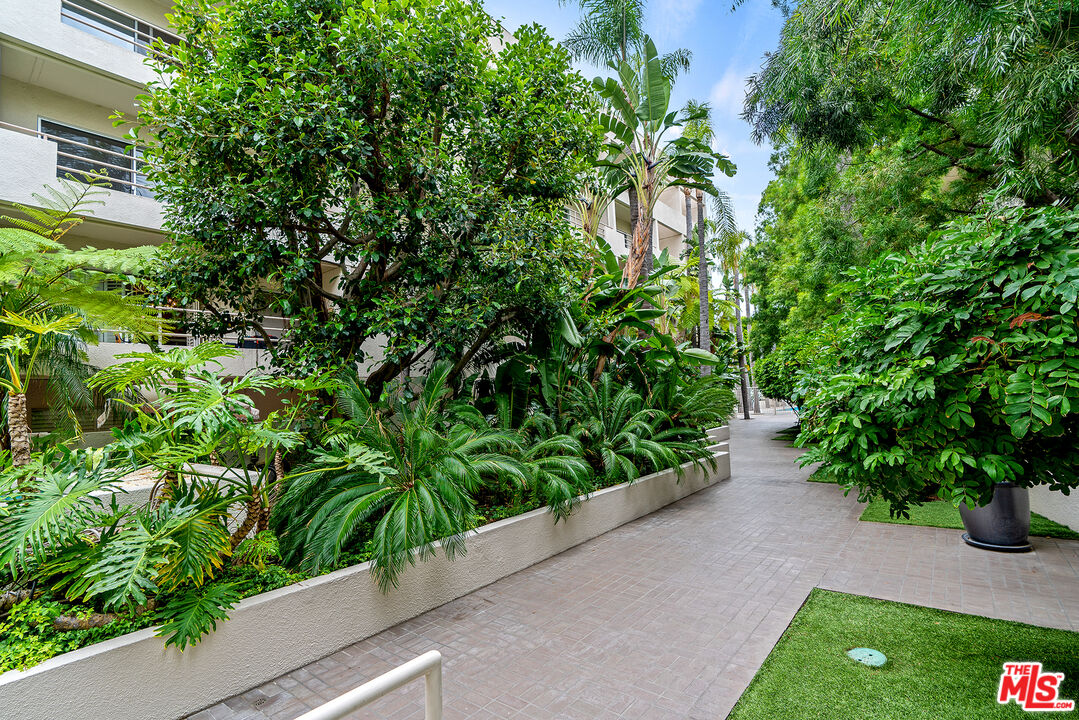 1131 ALTA LOMA RD Unit: 518