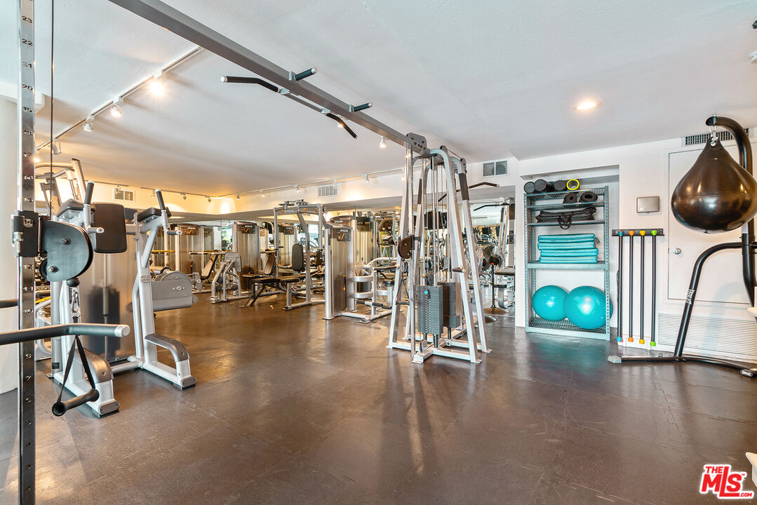 1131 ALTA LOMA RD Unit: 518