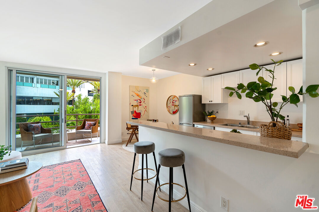 1131 ALTA LOMA RD Unit: 518