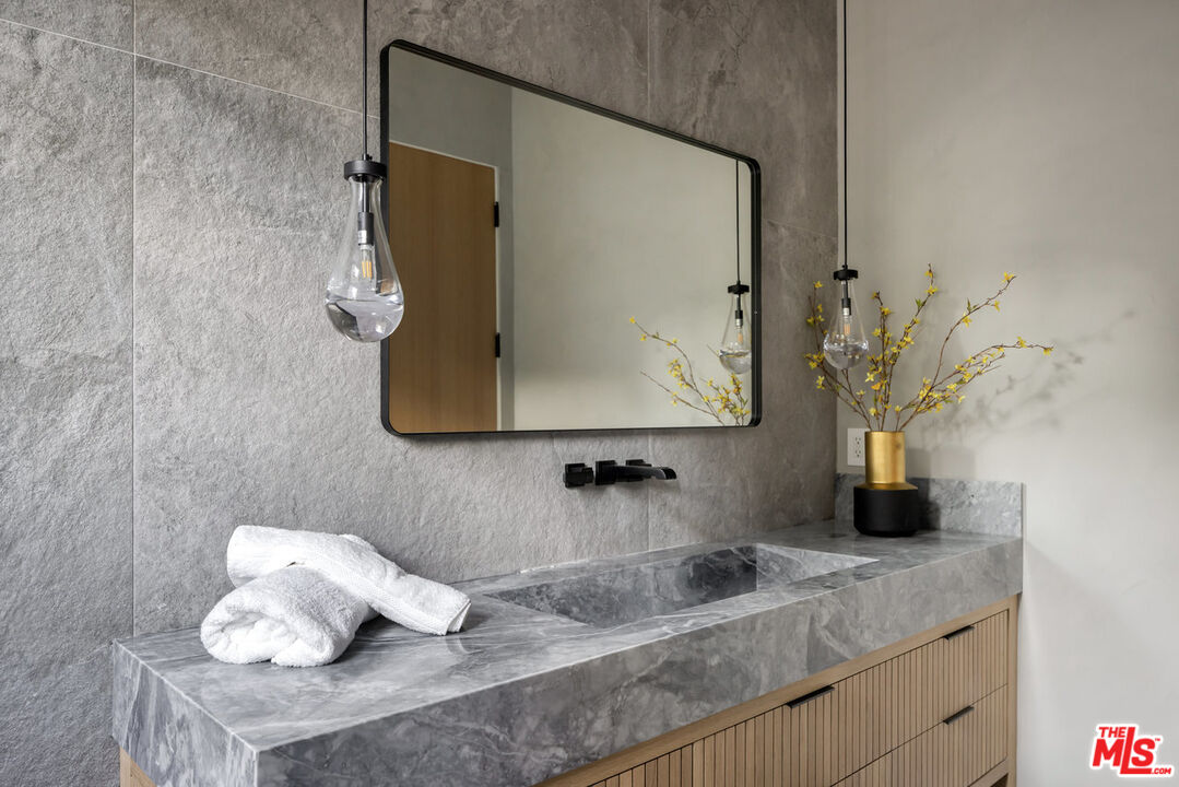 196 S Greenfield Ave