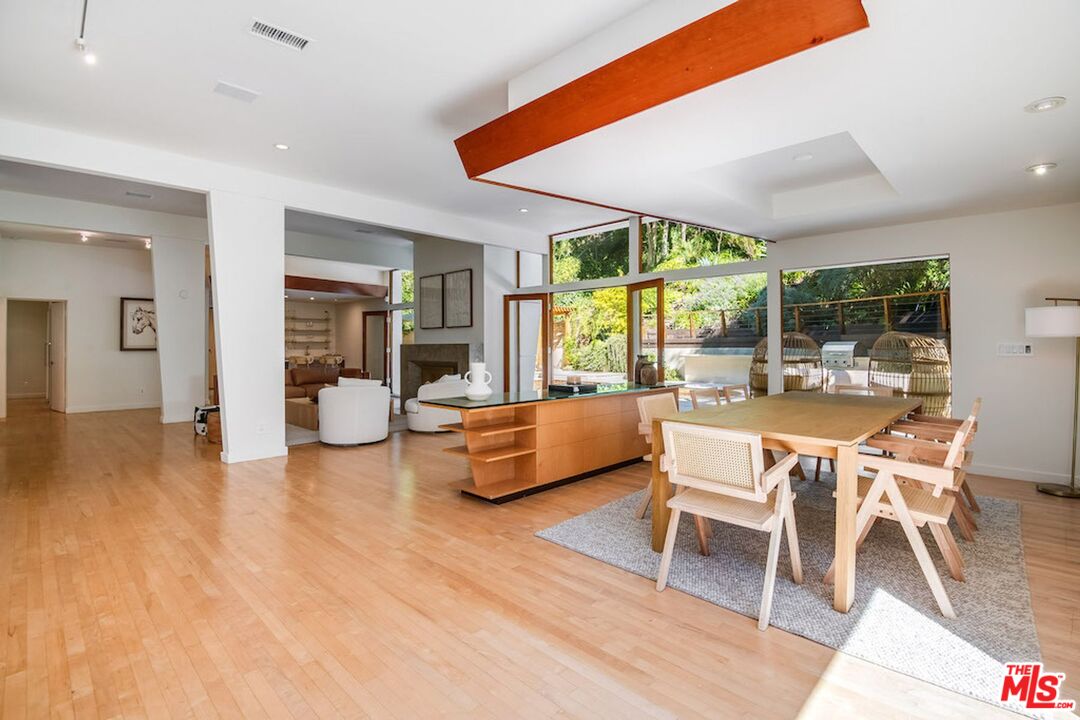 3600 Mandeville Canyon Rd