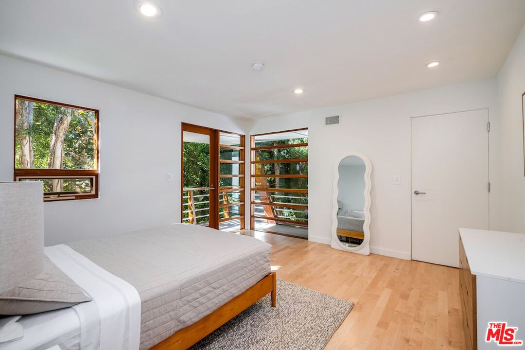 3600 Mandeville Canyon Rd