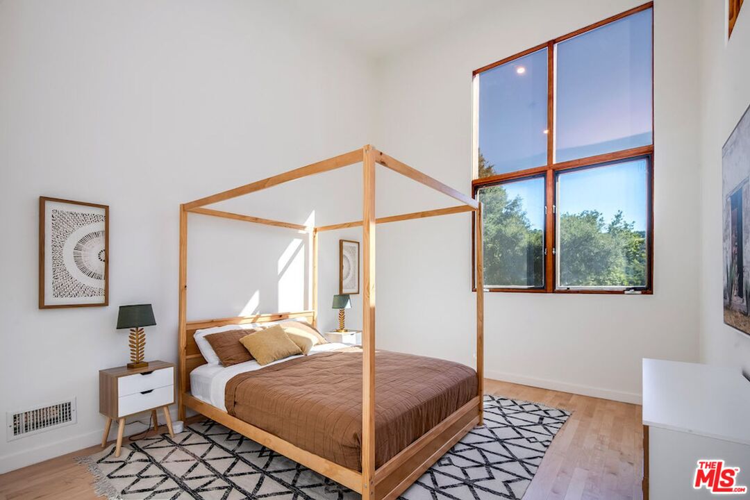 3600 Mandeville Canyon Rd