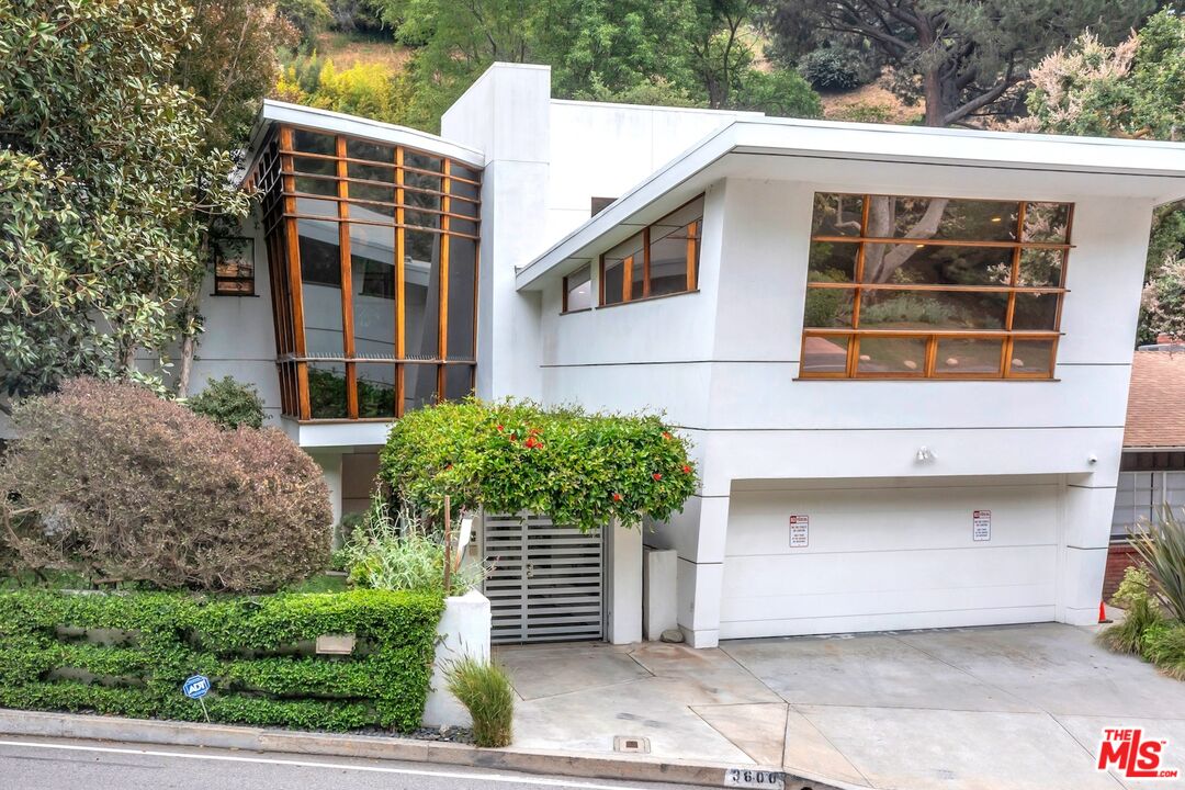 3600 Mandeville Canyon Rd