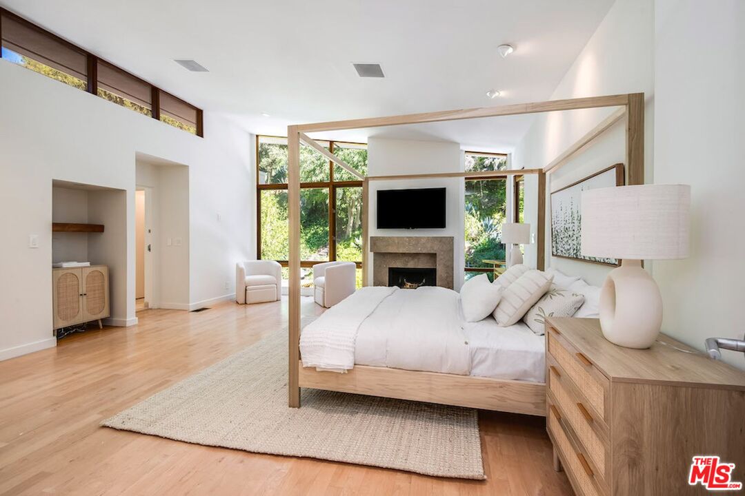 3600 Mandeville Canyon Rd