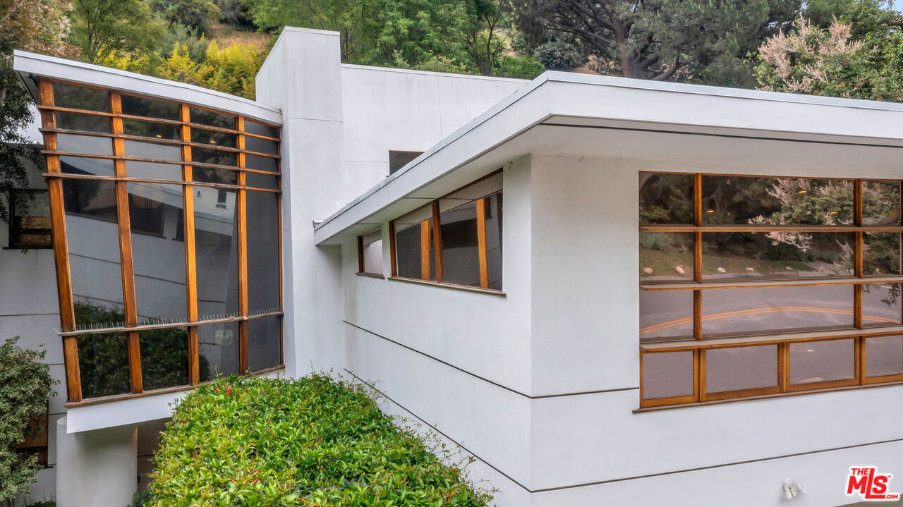 3600 Mandeville Canyon Rd