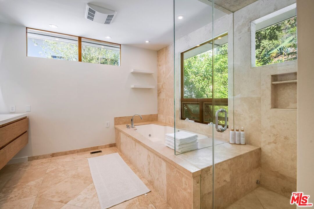 3600 Mandeville Canyon Rd