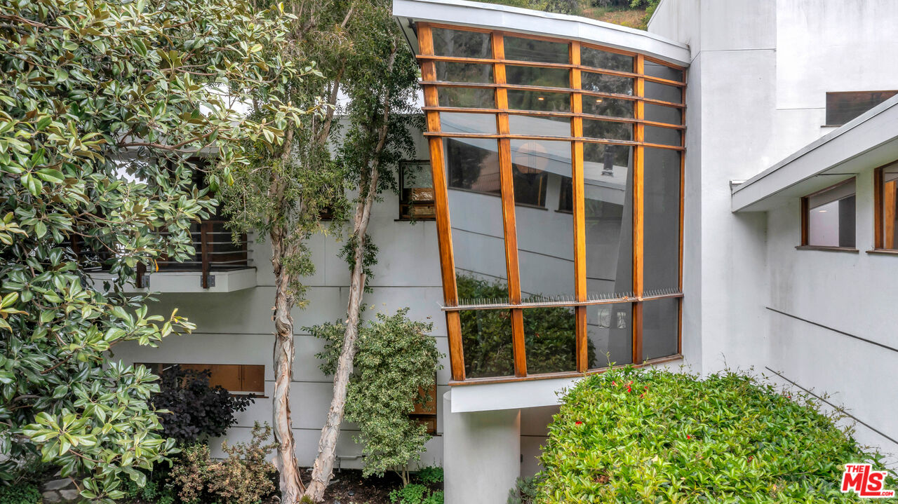 3600 Mandeville Canyon Rd