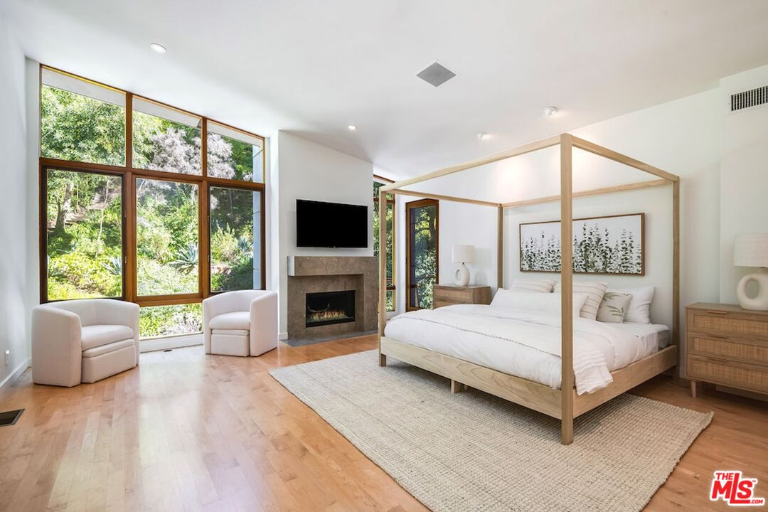 3600 Mandeville Canyon Rd